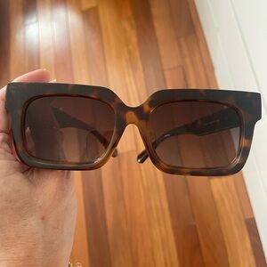 Elegant Tortoise Shell Sunglasses